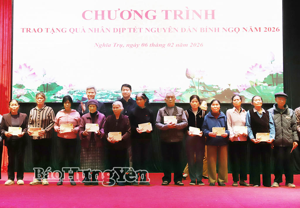 Đồng chí Đào Hồng Vận, Ủy viên Ban Thường vụ Tỉnh ủy, Trưởng đoàn Đại biểu Quốc hội tỉnh, Giám đốc Sở Nội vụ trao quà tặng hộ cận nghèo, hộ có hoàn cảnh khó khăn của xã Nghĩa Trụ.