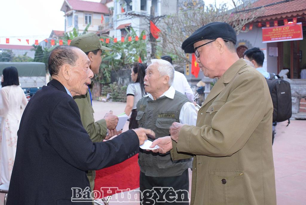 Cử tri cao tuổi (thôn Mạn Đường, xã Châu Ninh) trao đổi thông tin về ứng cử viên trước khi bỏ phiếu bầu cử. Ảnh: Mai Nhung