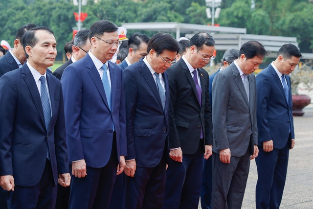 Đoàn đại biểu Văn phòng Chính phủ vào Lăng viếng Chủ tịch Hồ Chí Minh- Ảnh 2.