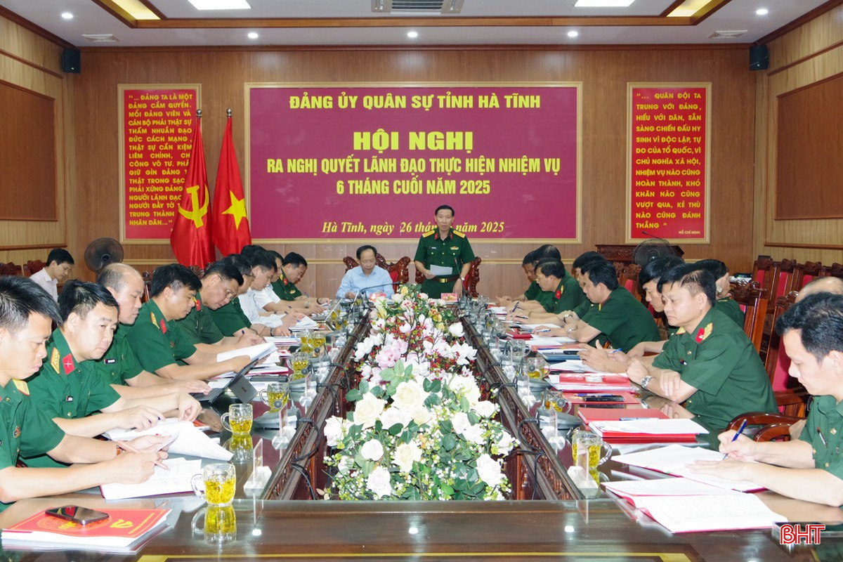 Đồng chí Nguyễn Duy Lâm - Bí thư Tỉnh ủy, Bí thư Đảng ủy Quân sự tỉnh và Đại tá Võ Quang Thiện, Phó Bí thư Đảng ủy Quân sự tỉnh, Chính ủy Bộ CHQS tỉnh chủ trì hội nghị. bqbht_br_1.jpg