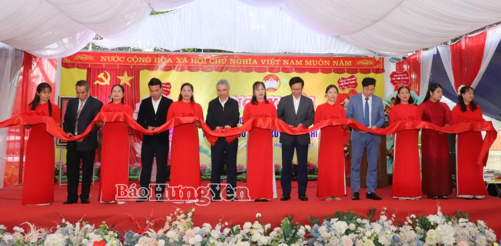 Các đại biểu cắt băng khánh thành khu vui chơi cho trẻ em.