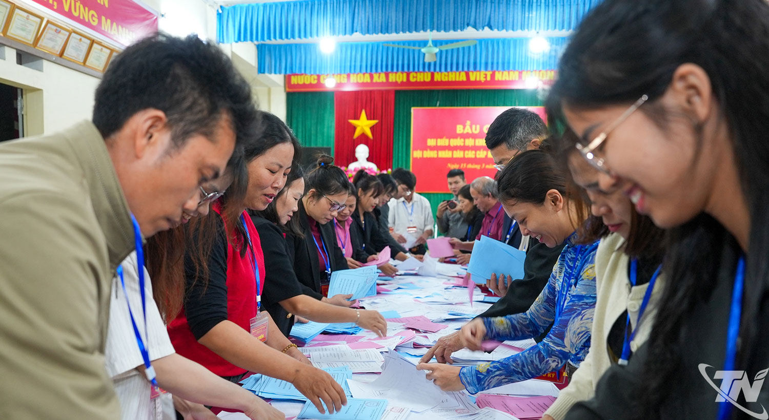 Phiếu bầu được lấy ra từ hòm phiếu và chuyển lên bàn kiểm phiếu.