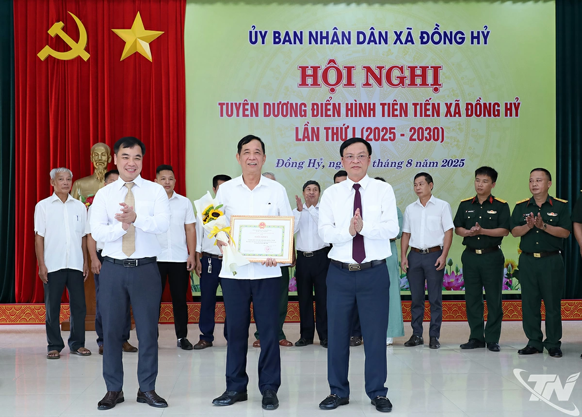 Lãnh đạo xã Đồng Hỷ trao tặng Giấy khen cho các tập thể có thành tích xuất sắc trong các phong trào thi đua yêu nước giai đoạn 2020 - 2025.