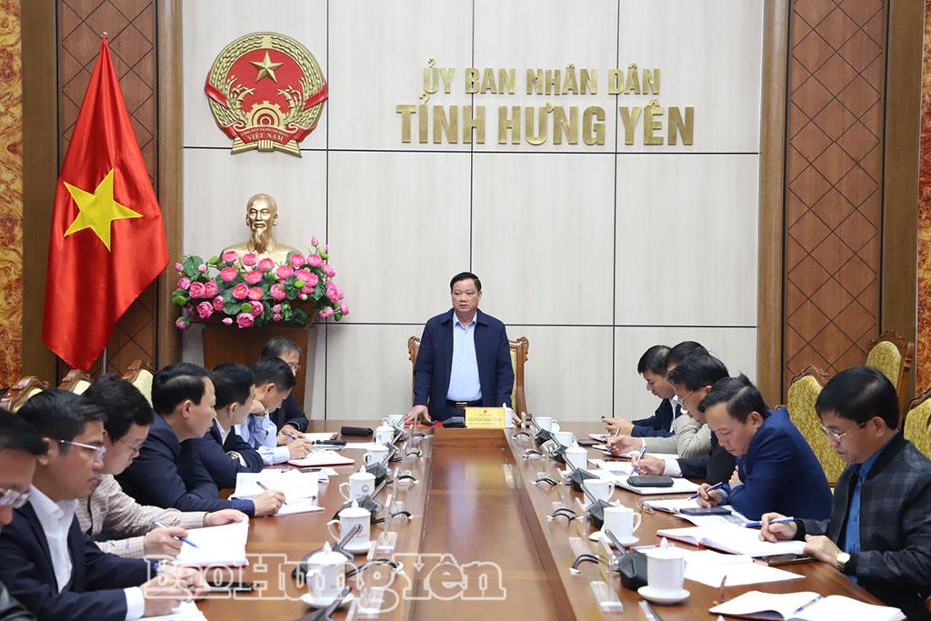 Đồng chí Chủ tịch UBND tỉnh Nguyễn Khắc Thận phát biểu tại phiên họp.