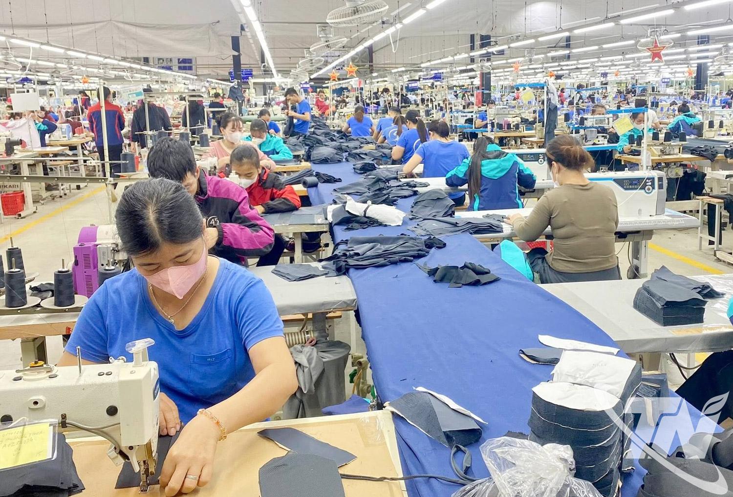 Công nhân làm việc trên dây chuyền sản xuất tại Chi nhánh May TNG Võ Nhai.