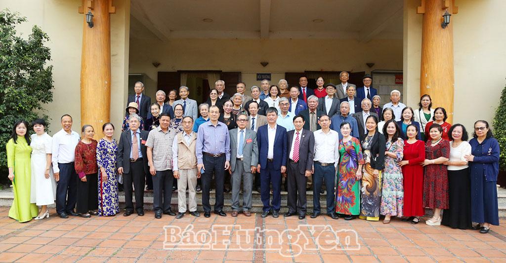 Đồng chí Phó Chủ tịch Thường trực HĐND tỉnh Lê Xuân Tiến và các đại biểu chụp ảnh lưu niệm cùng Hội đồng hương Hưng Yên tại tỉnh Hải Dương cũ.