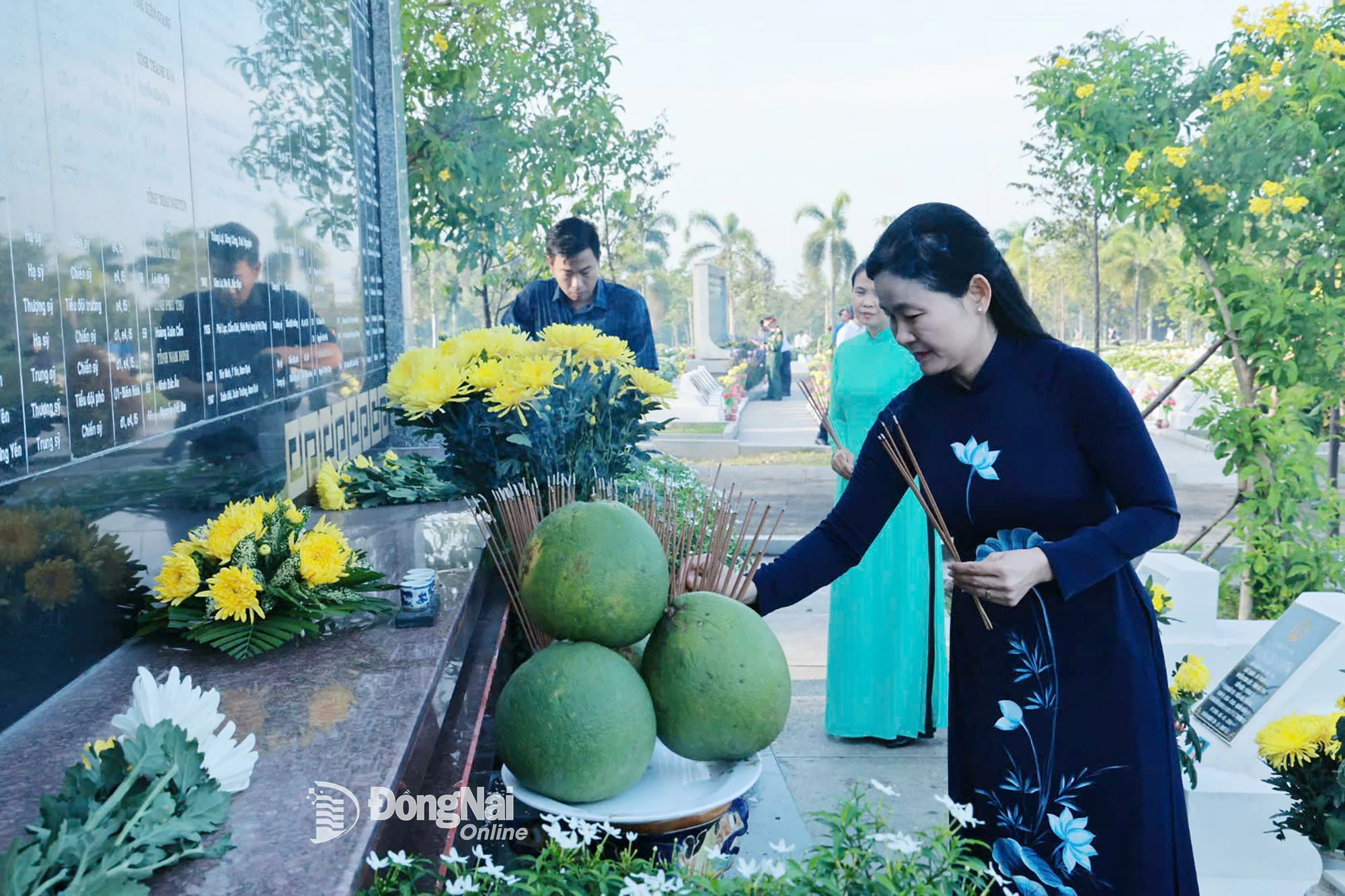 Đồng chí Tôn Ngọc Hạnh, Ủy viên dự khuyết Trung ương Đảng, Phó Bí thư Thường trực Tỉnh ủy, Chủ tịch HĐND tỉnh thắp hương tri ân các anh hùng liệt sĩ. Ảnh: Công Nghĩa