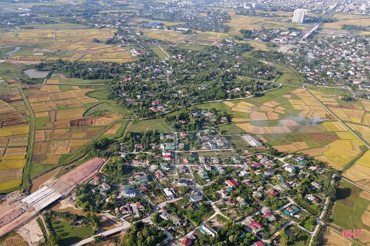 Sở Xây dựng thống nhất lựa chọn khu đất ở thôn Liên Vinh, xã Thạch Đài, huyện Thạch Hà (phường Hà Huy Tập sau sắp xếp) để khởi công khu tái định cư dự án đường sắt tốc độ cao trên trục Bắc - Nam qua địa bàn Hà Tĩnh vào ngày 19/8/2025. bqbht_br_duong-sat-toc-do-cao.jpg
