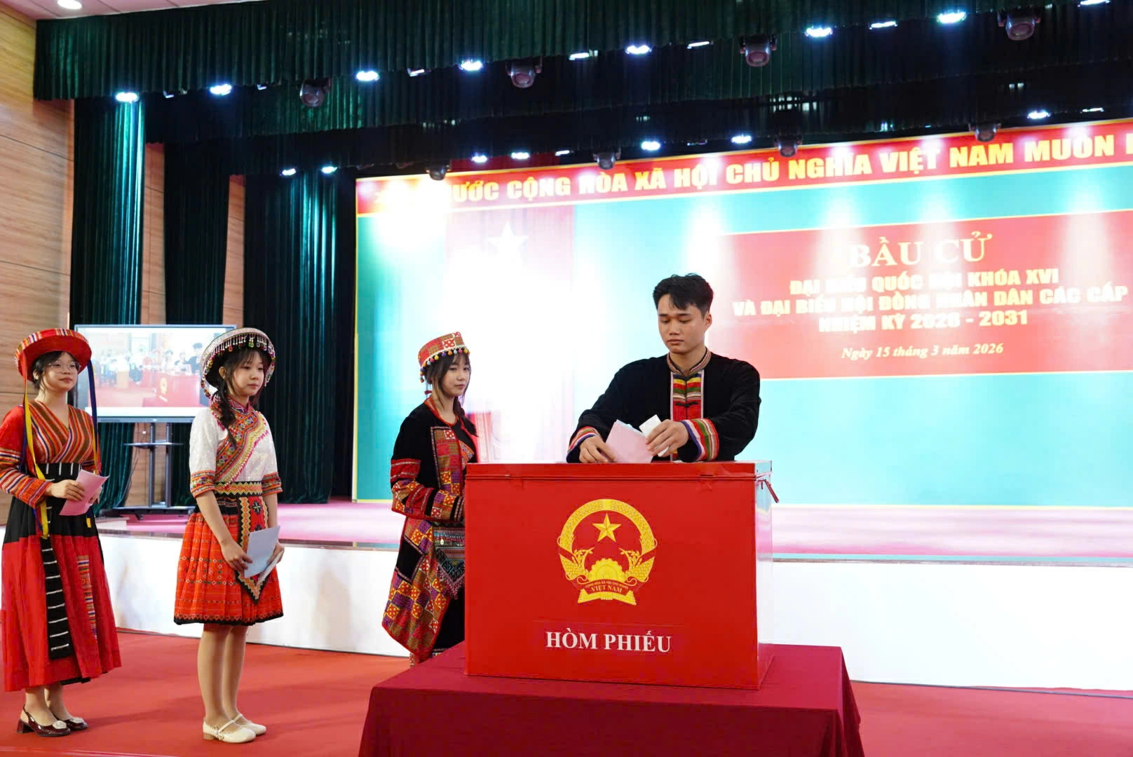 Sinh viên là người dân tộc thiểu số tham gia bầu cử.