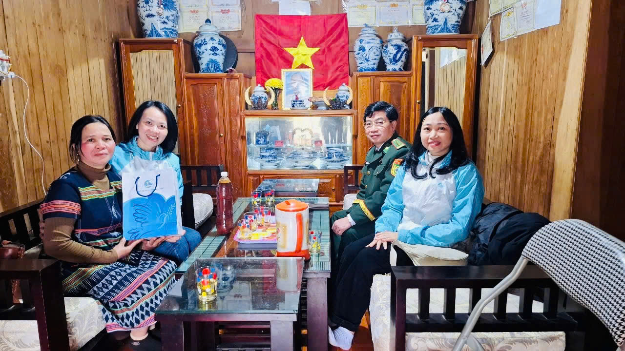 Anhtham,tangquataixaAxan,TayGiang.jpg