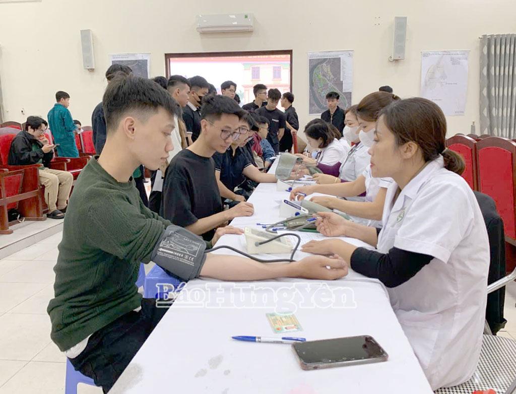 Khám sơ tuyển sức khỏe cho công dân trong độ tuổi thực hiện nghĩa vụ quân sự tại xã Khoái Châu.