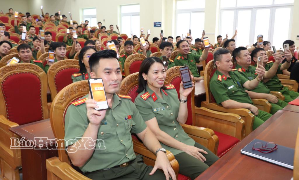 Các đại biểu quyét mã QR tìm hiểu nội dung cuốn sách.