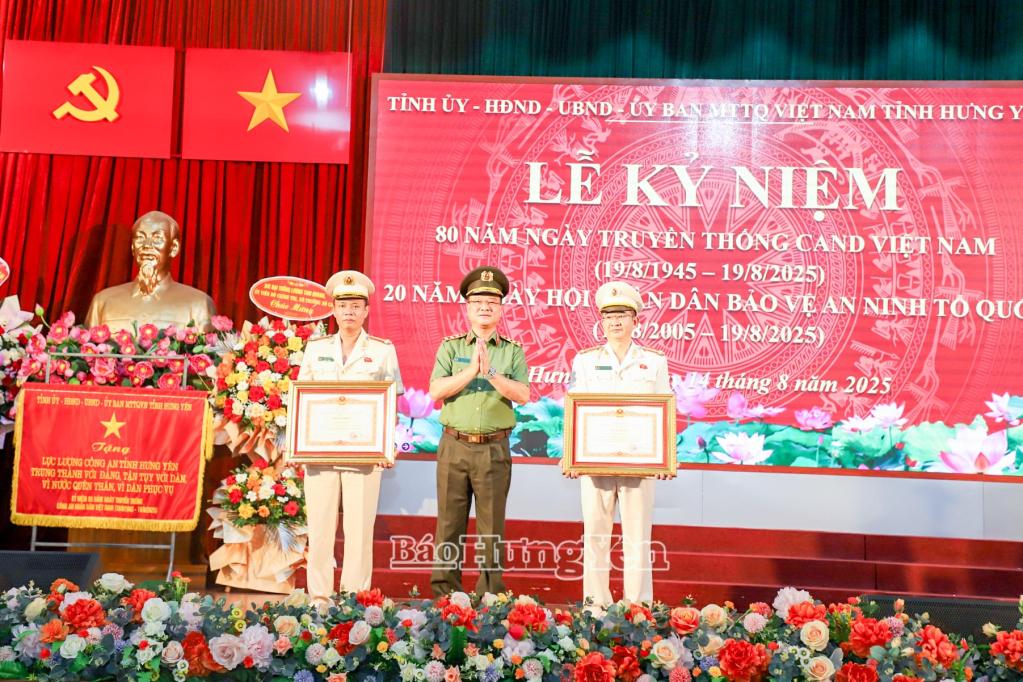 Thừa ủy quyền của Thủ tướng Chính phủ, Thượng tướng Phạm Thế Tùng, Thứ trưởng Bộ Công an trao bằng khen cho 2 cá nhân.