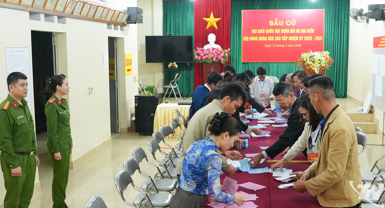 Quá trình kiểm đếm phiếu bầu được thực hiện công khai, bảo đảm chính xác với sự bảo đảm an ninh của lực lượng công an phường.