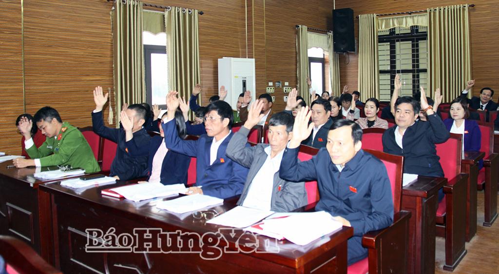 Các đại biểu biểu quyết thông qua các Nghị quyết tại kỳ họp. Ảnh: Vũ Huế 