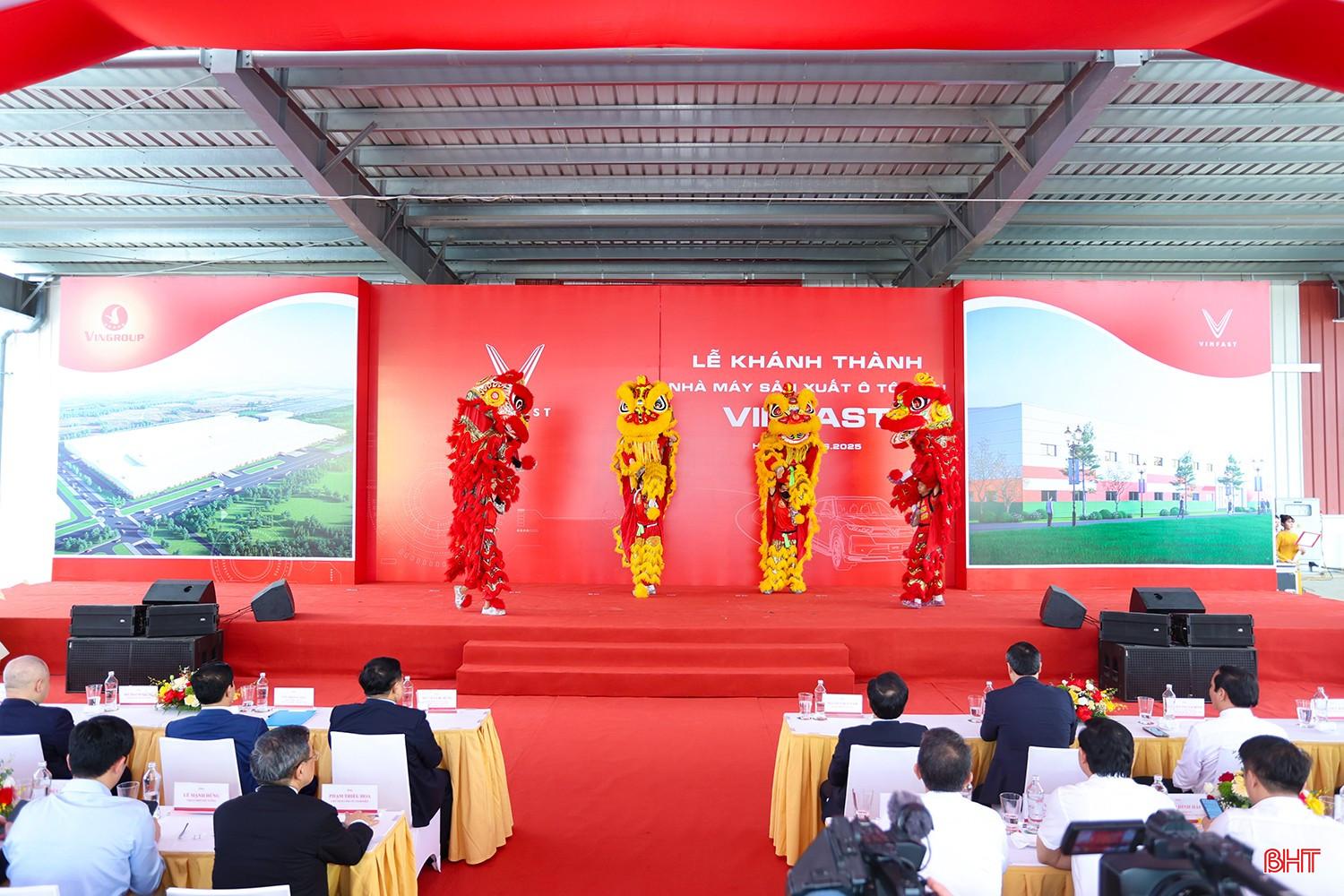 Tiết mục lân sư chào mừng lễ khánh thành. bqbht_br_aimg-9425.jpg