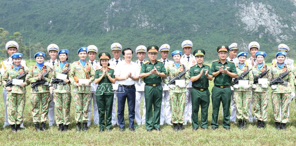 Đoàn công tác của tỉnh động viên, tặng quà cán bộ, chiến sĩ tỉnh Hưng Yên tham gia thực hiện nhiệm vụ diễu binh, diễu hành.