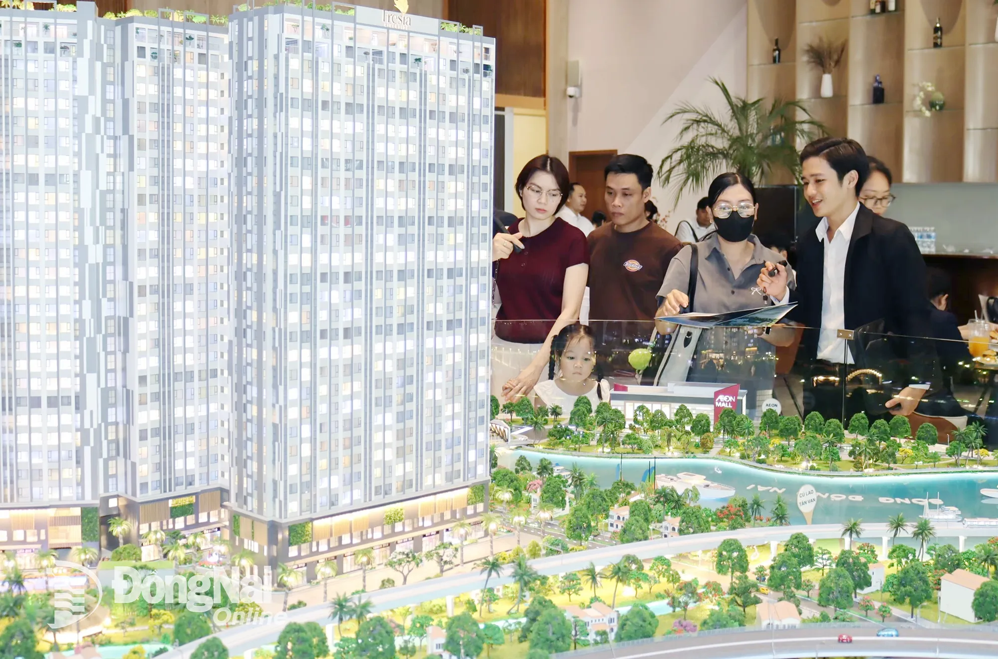 Khách hàng xem mô hình Dự án Fresia Riverside. Ảnh: Hoàng Lộc