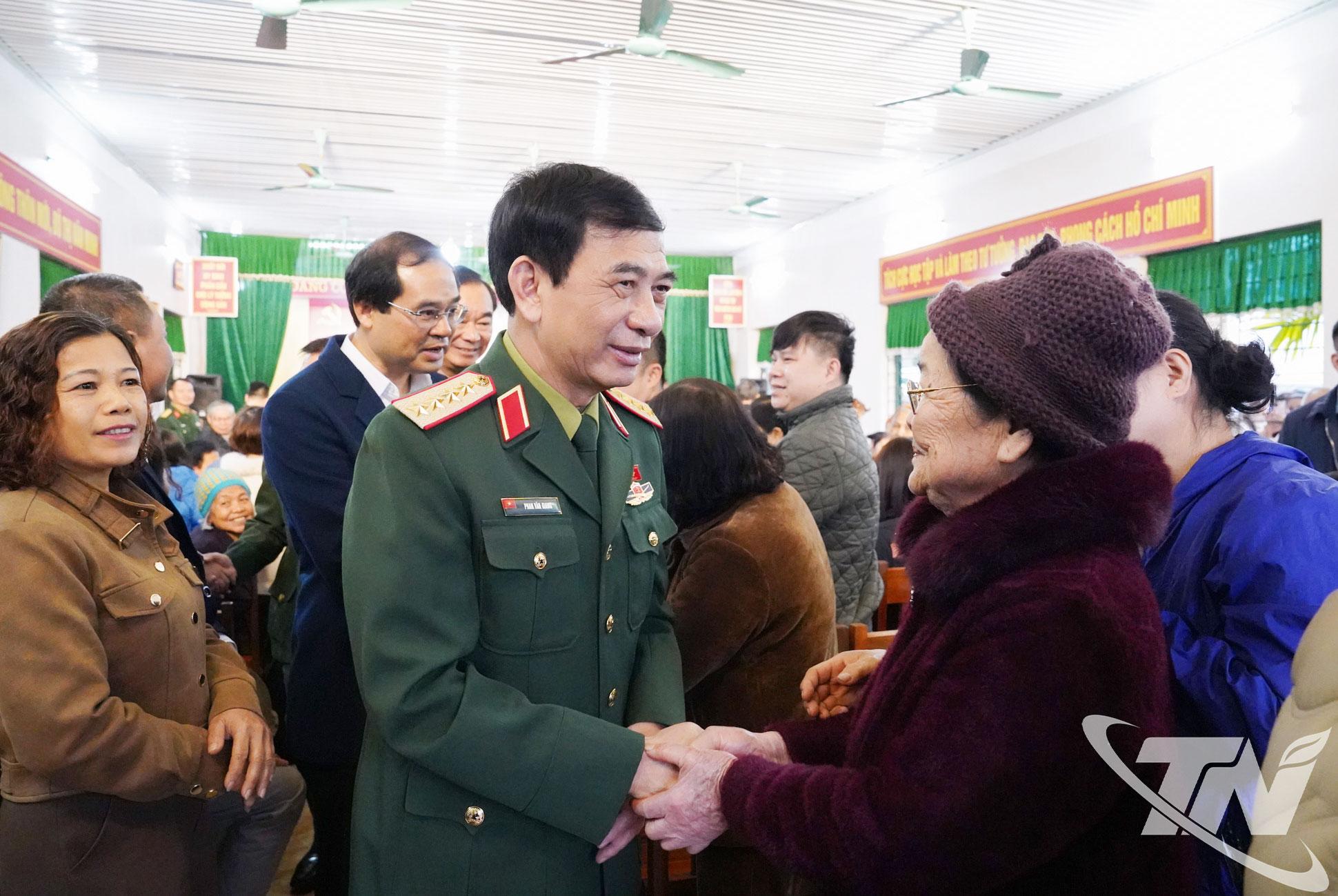 Đại tướng Phan Văn Giang thăm hỏi, động viên người dân tổ dân phố Mỏ Đá, phường Linh Sơn.