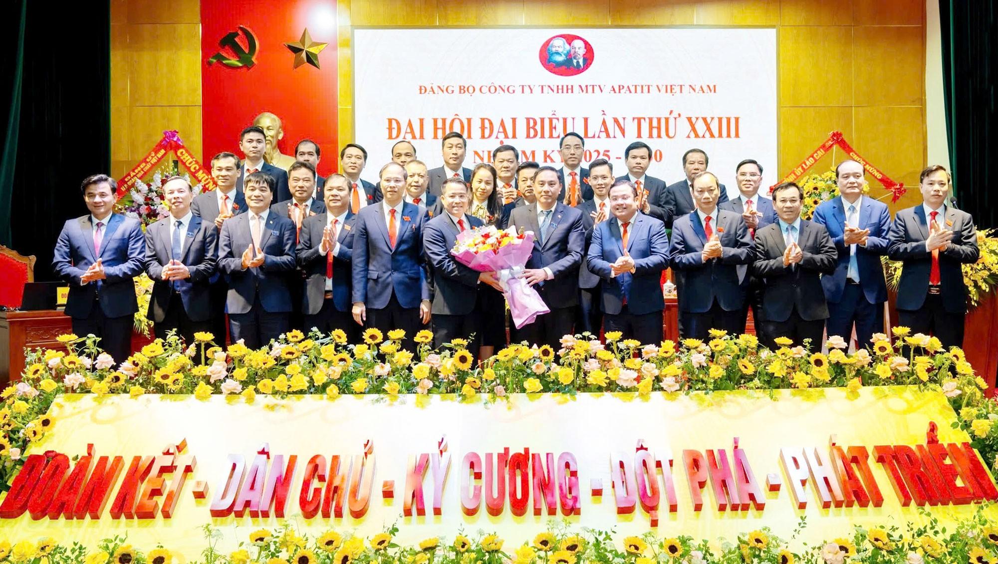 Ra mắt Ban Chấp hành Đảng bộ Công ty Apatit Việt Nam khóa mới. bch11.jpg