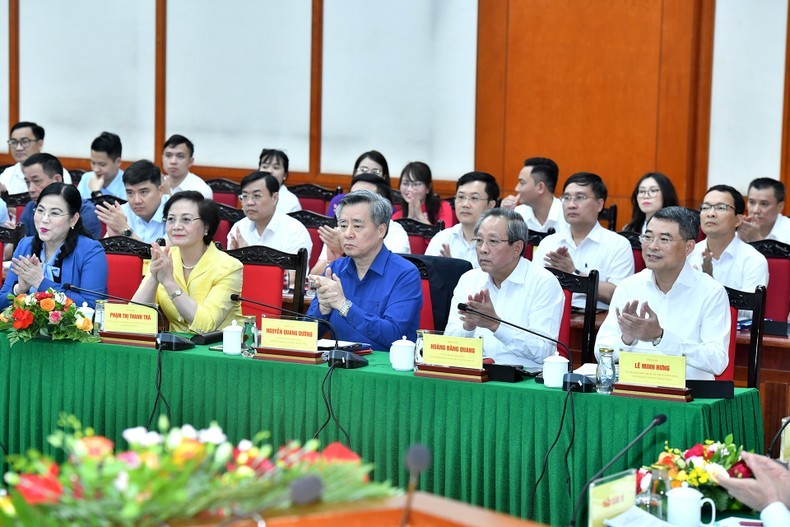 Các đồng chí lãnh đạo Ban Tổ chức Trung ương và các đại biểu dự buổi làm việc. (Ảnh: ĐĂNG KHOA) Các đồng chí lãnh đạo Ban Tổ chức Trung ương và các đại biểu dự buổi làm việc. (Ảnh: ĐĂNG KHOA)