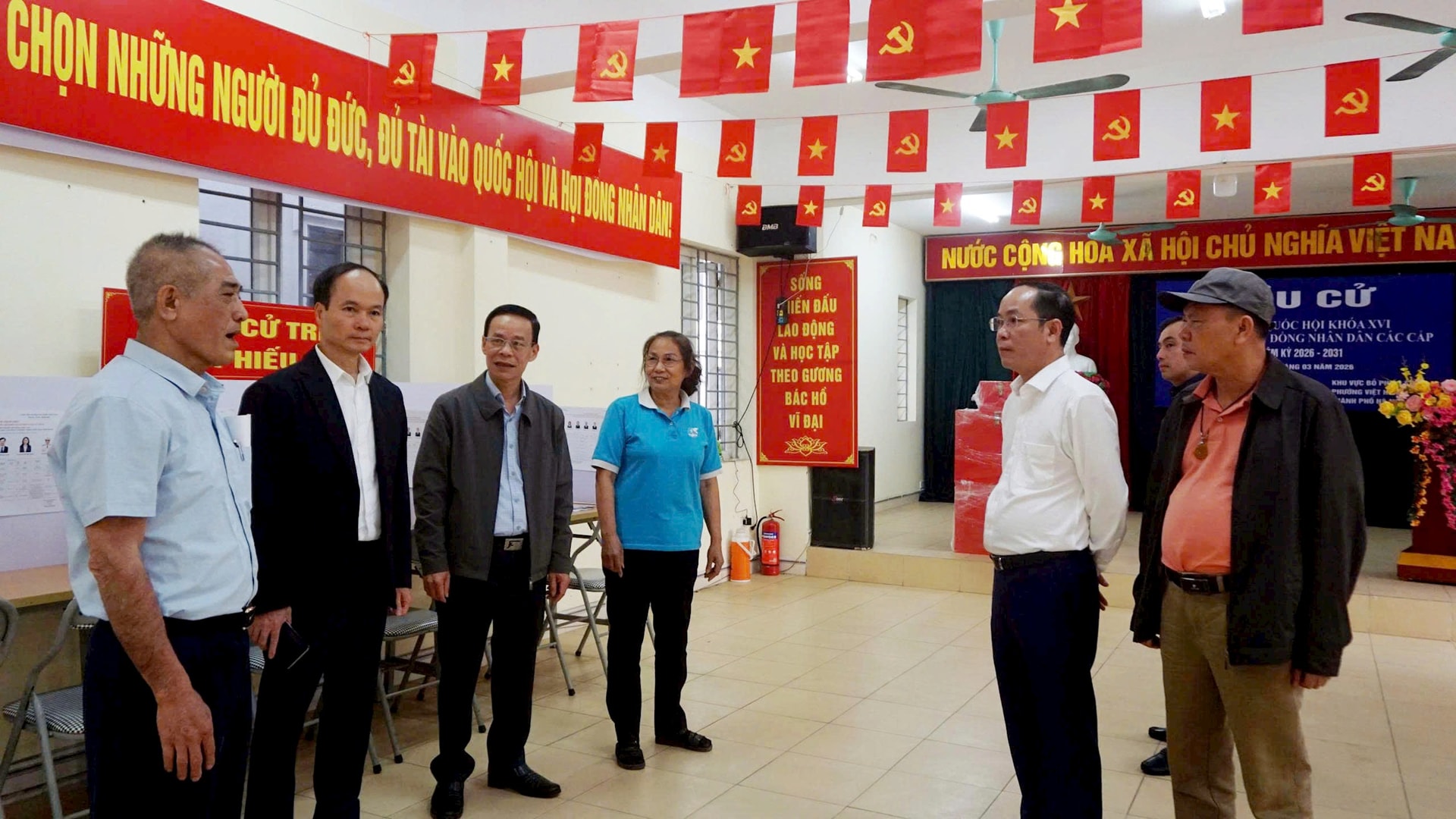 Lãnh đạo Đảng ủy, HĐND, UBND phường Việt Hưng kiểm tra công tác chuẩn bị cho bầu cử tại các khu vực bỏ phiếu. Ảnh: B.Duy