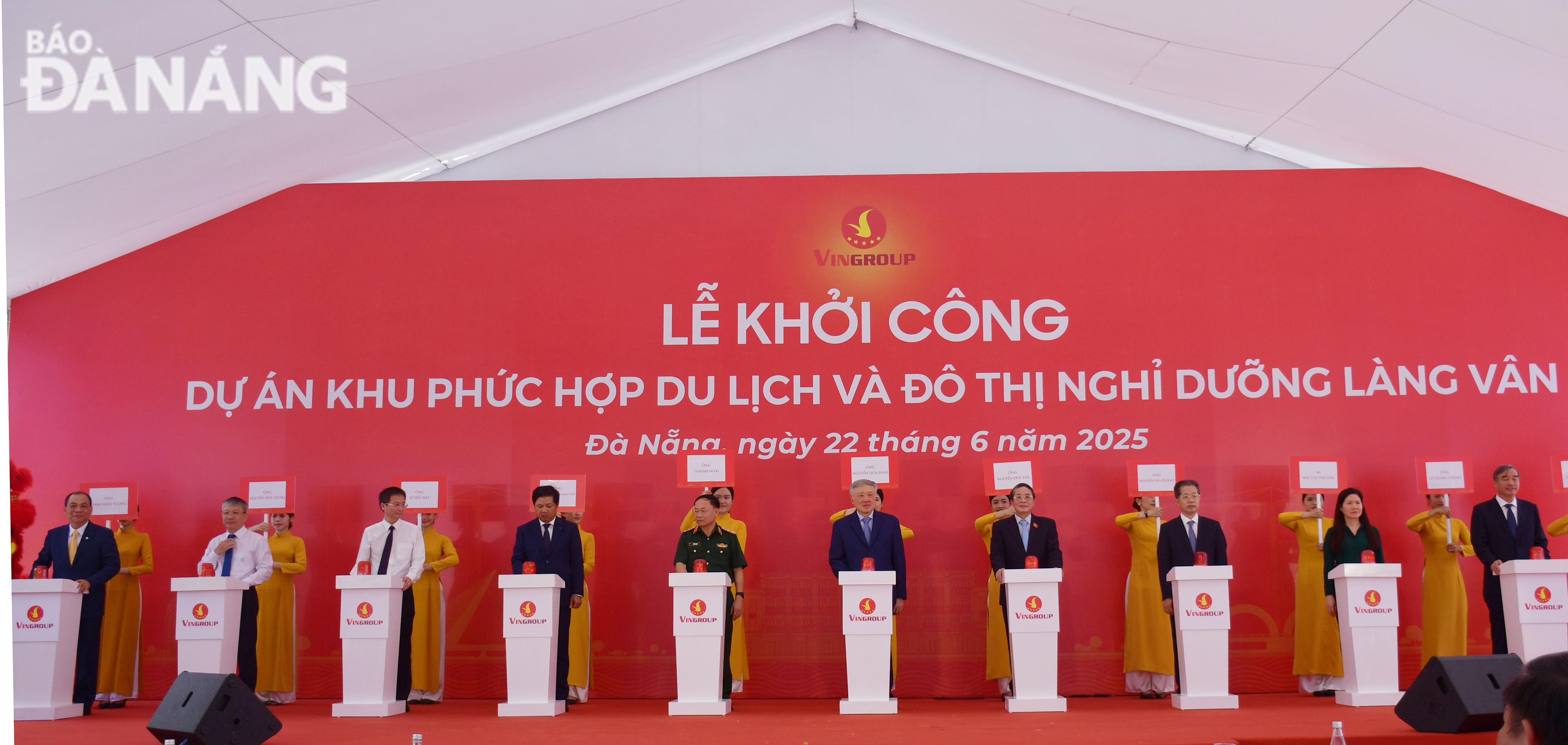 Lãnh đạo Đảng, Nhà nước và thành phố thực hiện nghi thức khởi công dự án. Ảnh: THÀNH LÂN