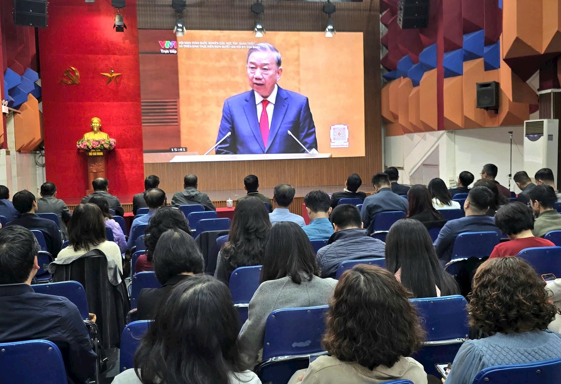 Cán bộ, đảng viên Cơ quan Báo và phát thanh truyền hình Hà Nội tham gia học tập, quán triệt Nghị quyết Đại hội XIV. Ảnh: PV 