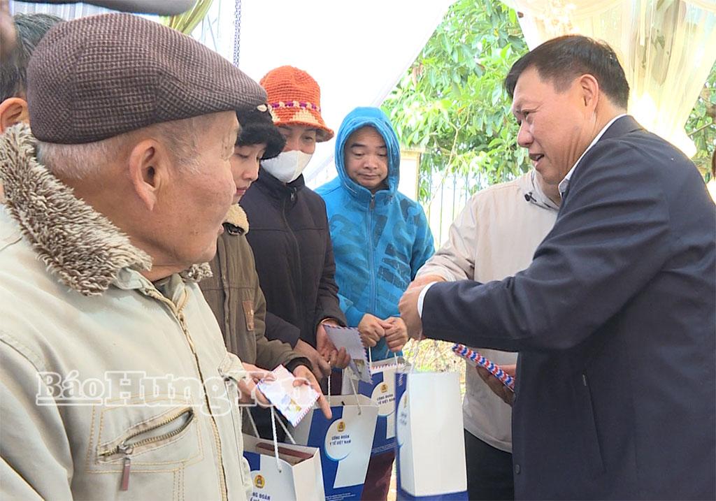 Đồng chí Đỗ Xuân Tuyên, Thứ trưởng Bộ Y tế trao quà Tết tặng hộ có hoàn cảnh khó khăn xã Hoàng Hoa Thám.