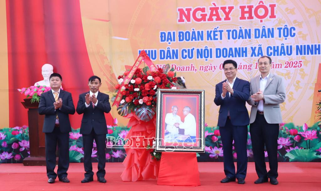 Phó Chủ tịch UBND tỉnh Lê Quang Hòa tặng hoa và quà của Tỉnh ủy, HĐND, UBND, Ủy ban MTTQ Việt Nam tỉnh cho khu dân cư Nội Doanh.