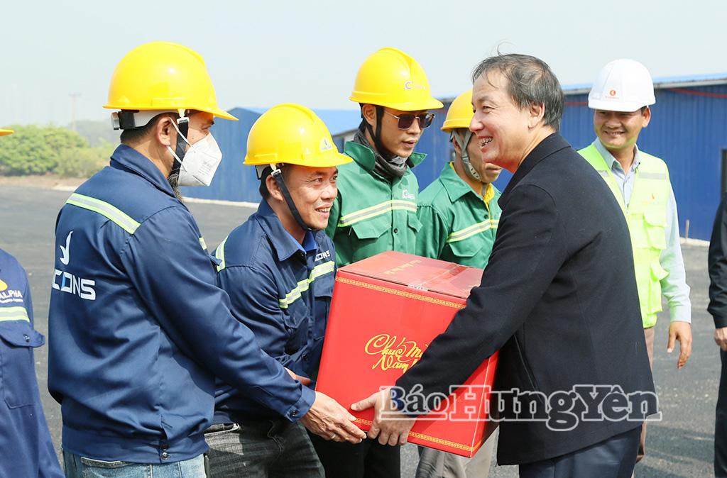 Đồng chí Phó Chủ tịch UBND tỉnh Nguyễn Hùng Nam tặng quà động viên cán bộ, công nhân, người lao động tại dự án Trung tâm đào tạo bóng đá trẻ PVF.