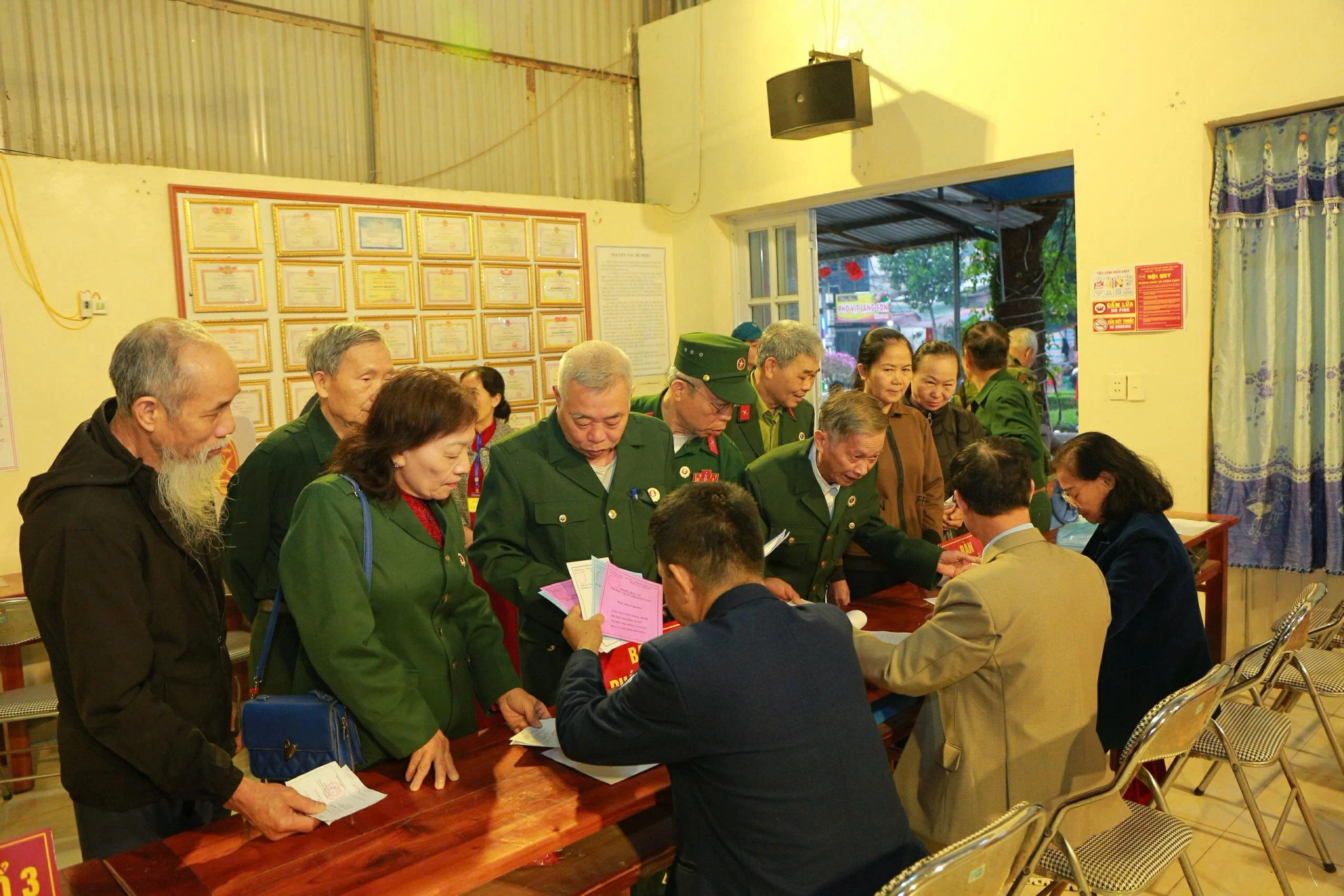 Đông đảo cử tri là cựu chiến binh phấn khởi tham gia bầu cử.