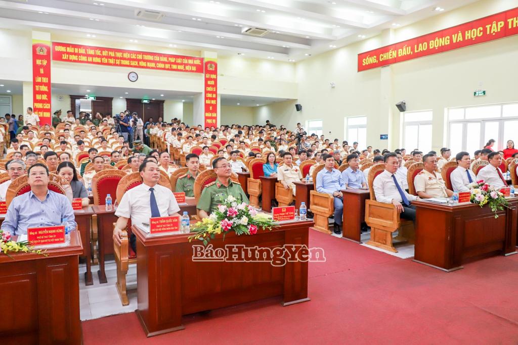 Các đại biểu dự buổi lễ.