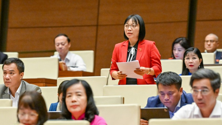 Đại biểu Nguyễn Thị Việt Nga, Phó trưởng Đoàn đại biểu Quốc hội chuyên trách thành phố Hải Phòng phát biểu tại hội trường. (Ảnh: THỦY NGUYÊN)