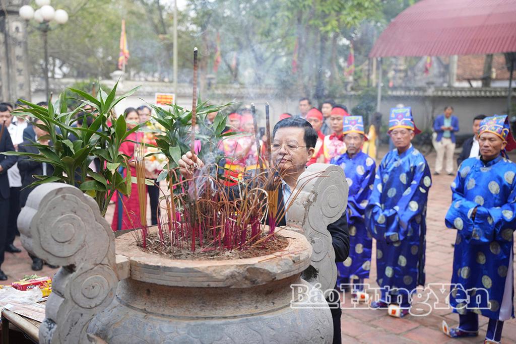 Phó Thủ tướng Chính phủ Mai Văn Chính dâng hương tưởng niệm Tướng quân Phạm Ngũ Lão.