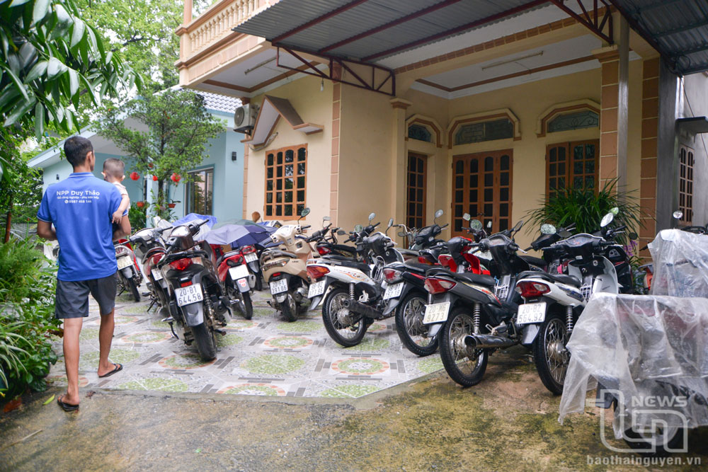 Người dân ở các khu vực nước ngập đã chủ động gửi xe lên vị trí cao hơn.