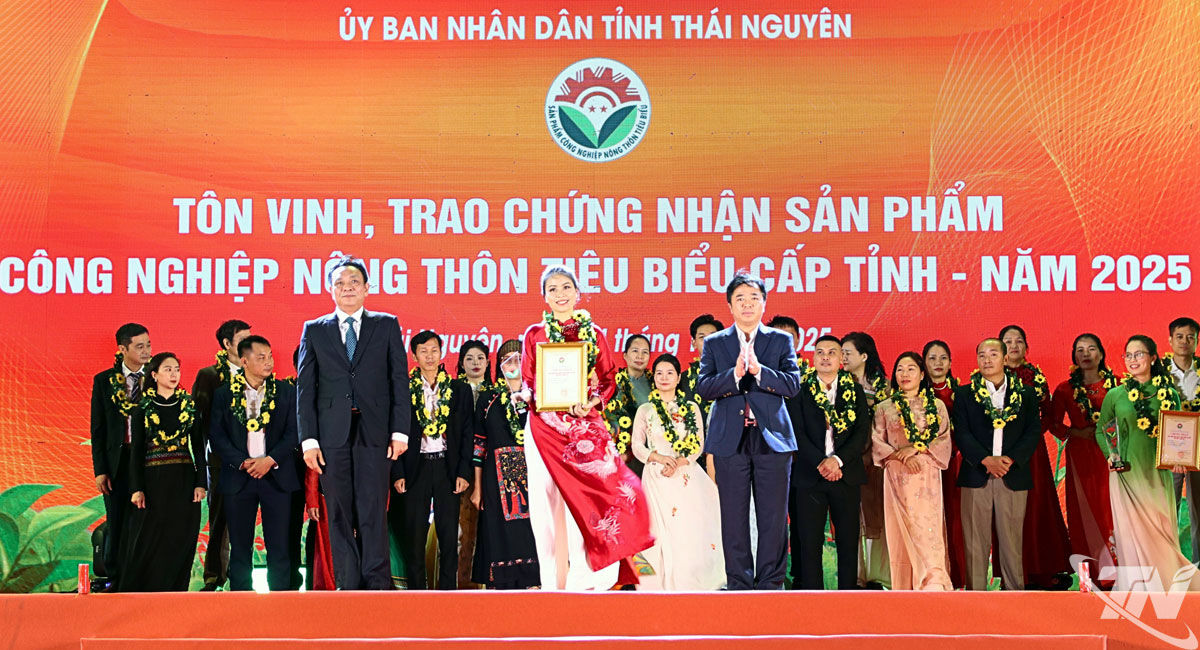 Đồng chí Bùi Văn Lương, Ủy viên Ban Thường vụ Tỉnh ủy, Phó Chủ tịch Thường trực UBND tỉnh và đồng chí Phạm Văn Thọ, Ủy viên Ban Thường vụ, Giám đốc Sở Công Thương trao chứng nhận sản phẩm công nghiệp nông thôn tiêu biểu cấp tỉnh năm 2025.