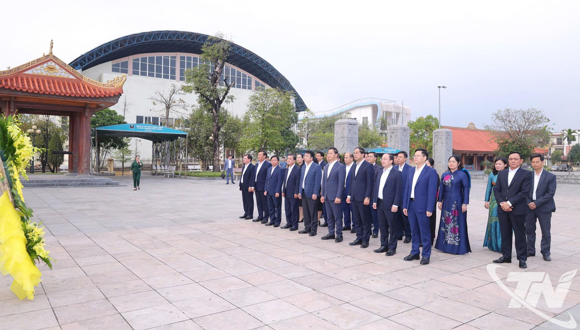 Đoàn đại biểu tỉnh Thái Nguyên đến dâng hương tại Khu di tích lịch sử Quốc gia địa điểm lưu niệm các thanh niên xung phong Đại đội 915, Đội 91 Bắc Thái (phường Gia Sàng).