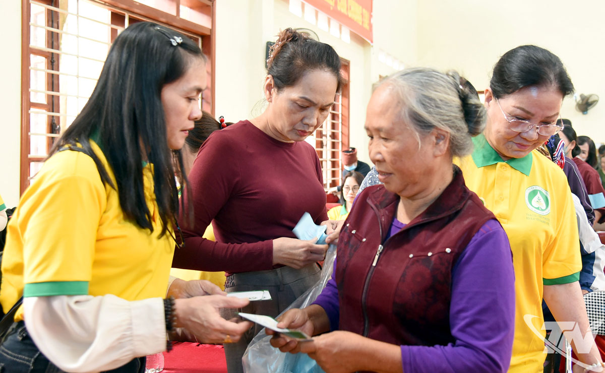 Trao hỗ trợ cho người dân bị ảnh hưởng bởi mưa lũ tại phường Gia Sàng