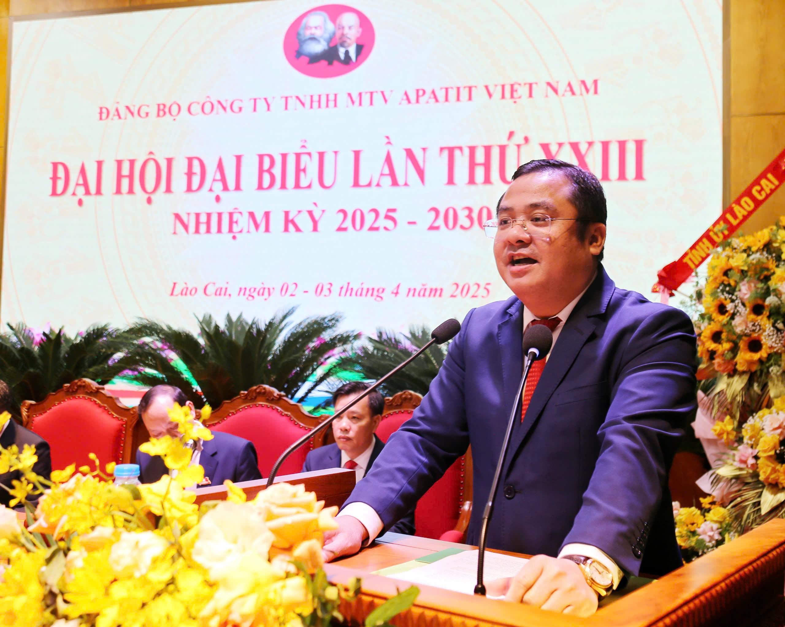 Đồng chí Phùng Quang Hiệp, Ủy viên Ban Chấp hành Đảng bộ Chính phủ, Bí thư Đảng ủy, Chủ tịch Hội đồng thành viên Tập đoàn Hóa chất Việt Nam phát biểu tại đại hội. z6469500261590-26f190b916e5b45b4147df917c6a4845.jpg