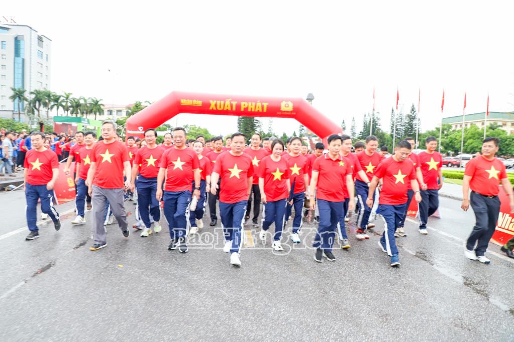 Đồng chí Chủ tịch UBND tỉnh Nguyễn Khắc Thận và các đại biểu tham gia  chương trình đi bộ toàn quốc “Cùng Việt Nam tiến bước”.