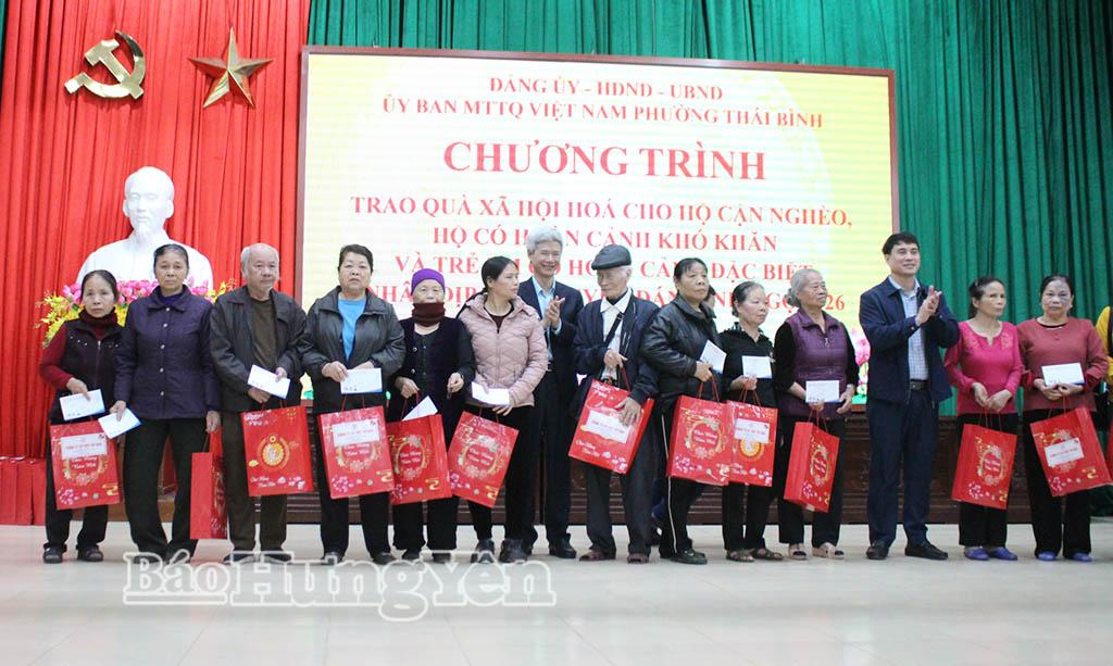 Đồng chí Đào Hồng Vận, Ủy viên Ban Thường vụ Tỉnh ủy, Trưởng đoàn Đại biểu Quốc hội tỉnh, Giám đốc sở Nội vụ, lãnh đạo phường Thái Bình trao quà cho các hộ cận nghèo.