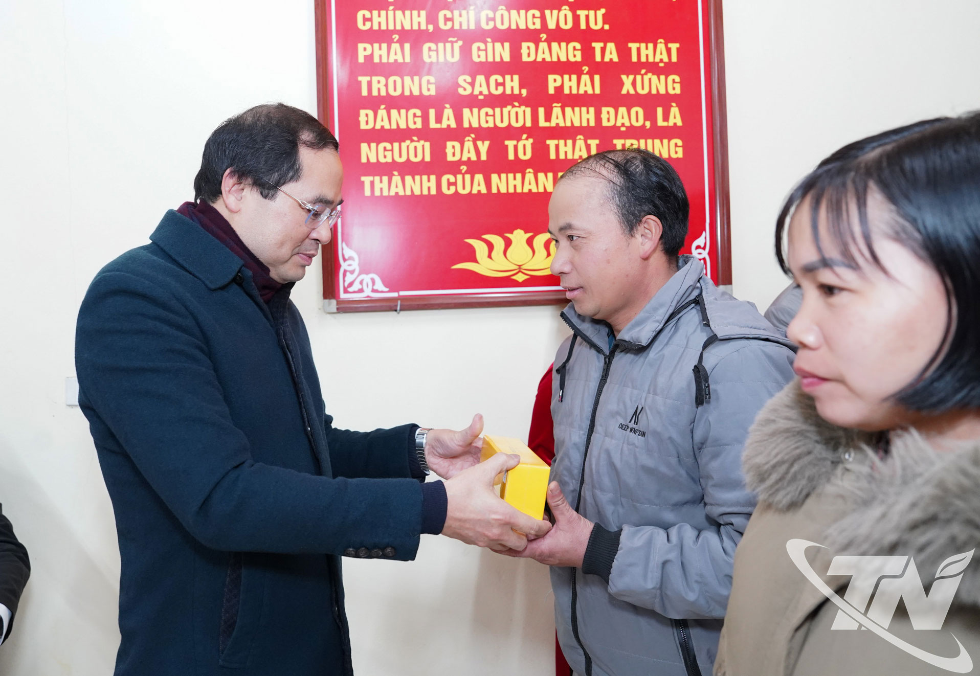 Đồng chí Bí thư Tỉnh ủy Trịnh Xuân Trường trao tặng điện thoại thông minh cho các trưởng xóm vùng được xóa “lõm sóng”.