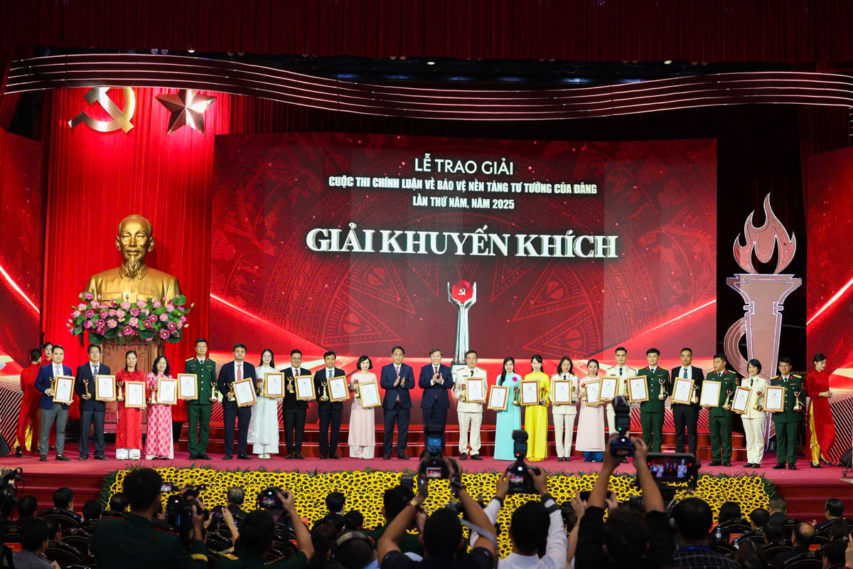 Ban tổ chức trao giải cho các tác giả đạt giải Khuyến khích.