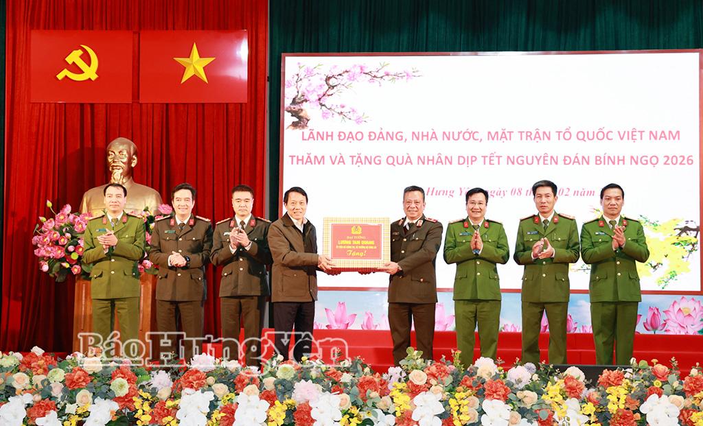 Đồng chí Bộ trưởng Bộ Công an Lương Tam Quang trao quà tặng cán bộ, chiến sĩ Công an tỉnh Hưng Yên.