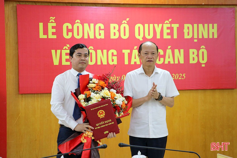 Phó Chủ tịch Thường trực UBND tỉnh Nguyễn Hồng Lĩnh trao quyết định bổ nhiệm, tặng hoa chúc mừng đồng chí Trần Quốc Đạt. bqbht_br_anh-trao-quyet-dinh.jpg