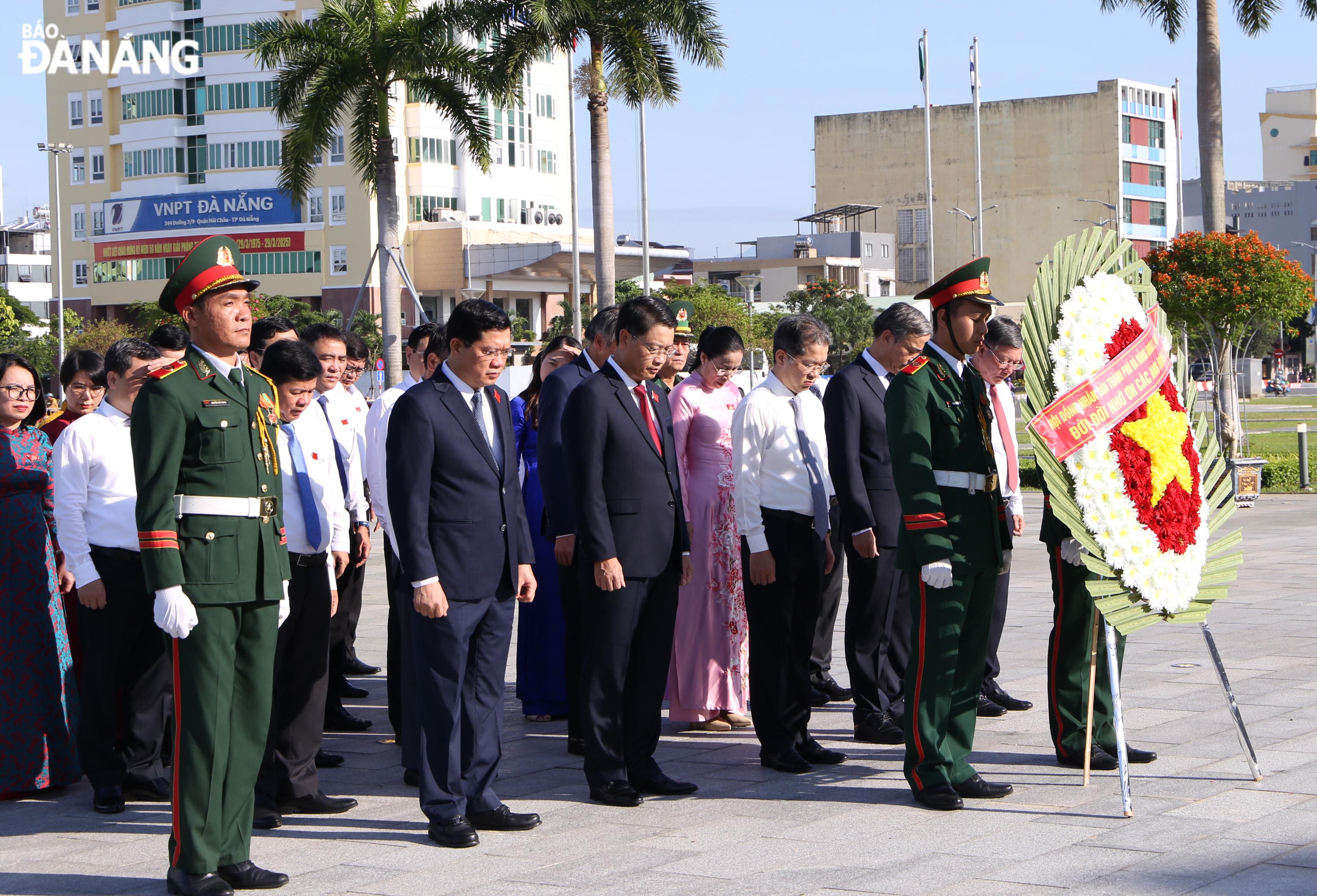 Đoàn đại biểu Thành ủy, HĐND, UBND, Ủy ban MTTQ Việt Nam thành phố và Đoàn đại biểu Quốc hội đơn vị thành phố do Bí thư Thành ủy Nguyễn Văn Quảng dẫn đầu đặt vòng hoa và dâng hương tưởng niệm các anh hùng liệt sĩ tại Đài tưởng niệm thành phố. Ảnh: XUÂN HẬU