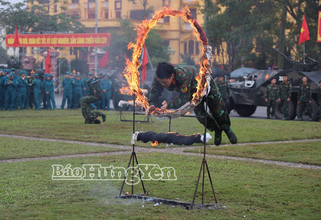 Chiến sỹ Đại đội Trinh sát cơ giới, Phòng Tham mưu Bộ CHQS tỉnh biểu diễn nhảy qua vòng lửa. 