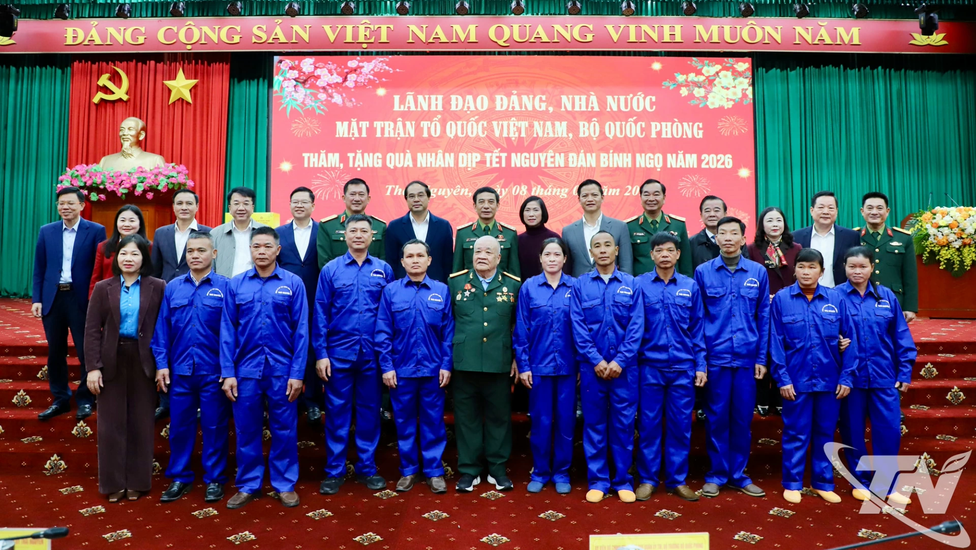 Đại tướng Phan Văn Giang và các đồng chí lãnh đạo chụp ảnh lưu niệm với công nhân, người lao động có hoàn ảnh khó khăn.