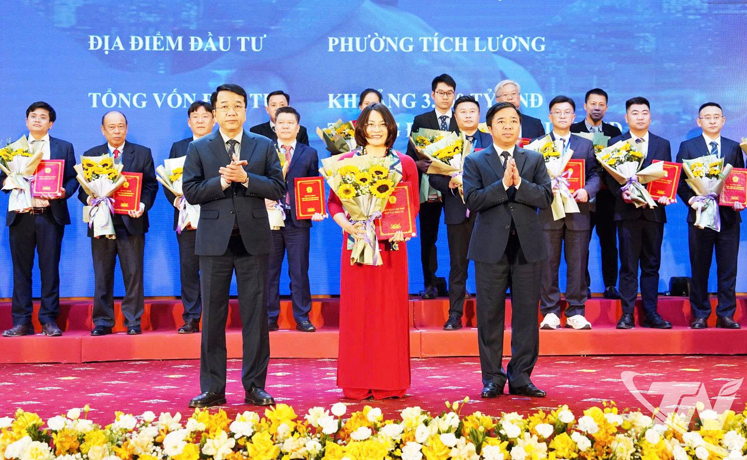 Các đồng chí lãnh đạo tỉnh trao quyết định phê duyệt chủ trương đầu tư, giấy chứng nhận đăng ký đầu tư và biên bản ghi nhớ đầu tư cho các nhà đầu tư tại Hội nghị xúc tiến đầu tư tỉnh Thái Nguyên năm 2026.